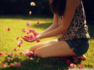 girl_playing_with_flowers-wallpaper-800x600