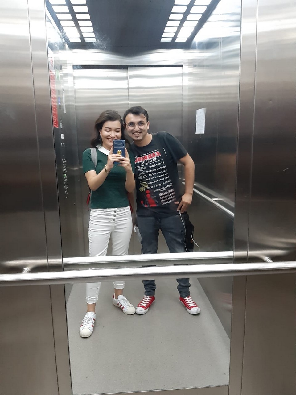 Arkadaşla Mezuniyet Fotoğrafı